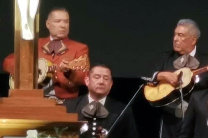 Pepe Aguilar y sus hijos montaron una guardia de honor junto al féretro de don Vicente Fernández en diciembre de 2021.
