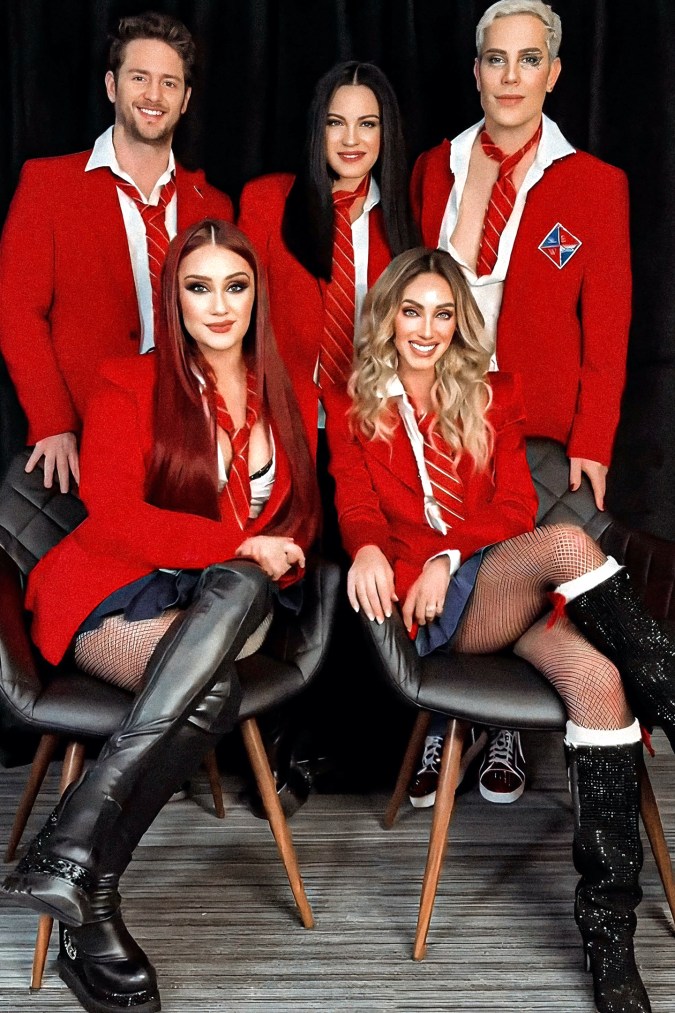 Anahí junto al resto del elenco de ‘RBD’ antes de presentar su último concierto de su gira ‘Soy Rebelde Tour’ en el Estadio Azteca, México.