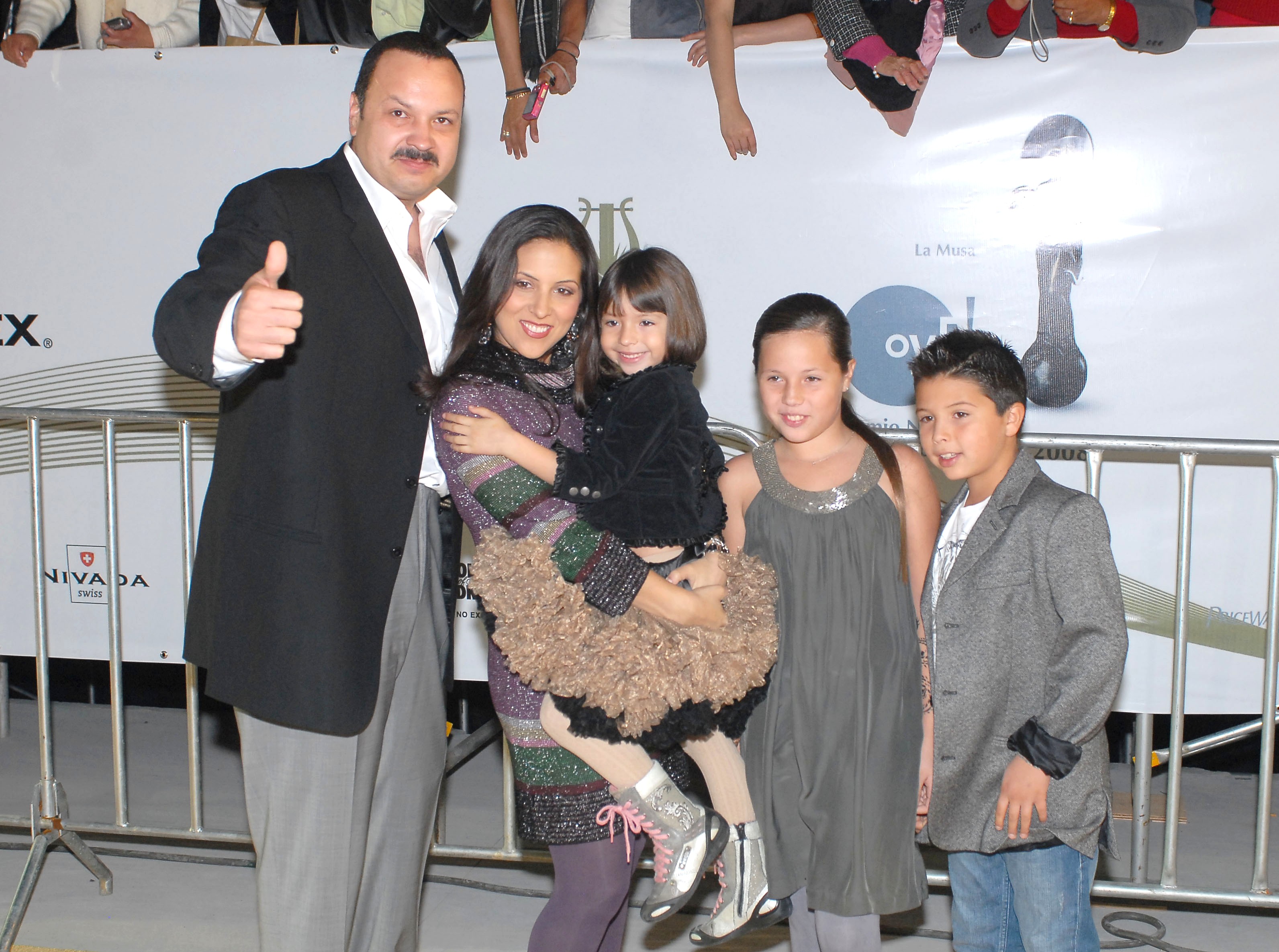 Pepe Aguilar junto a sus tres hijos y esposa.