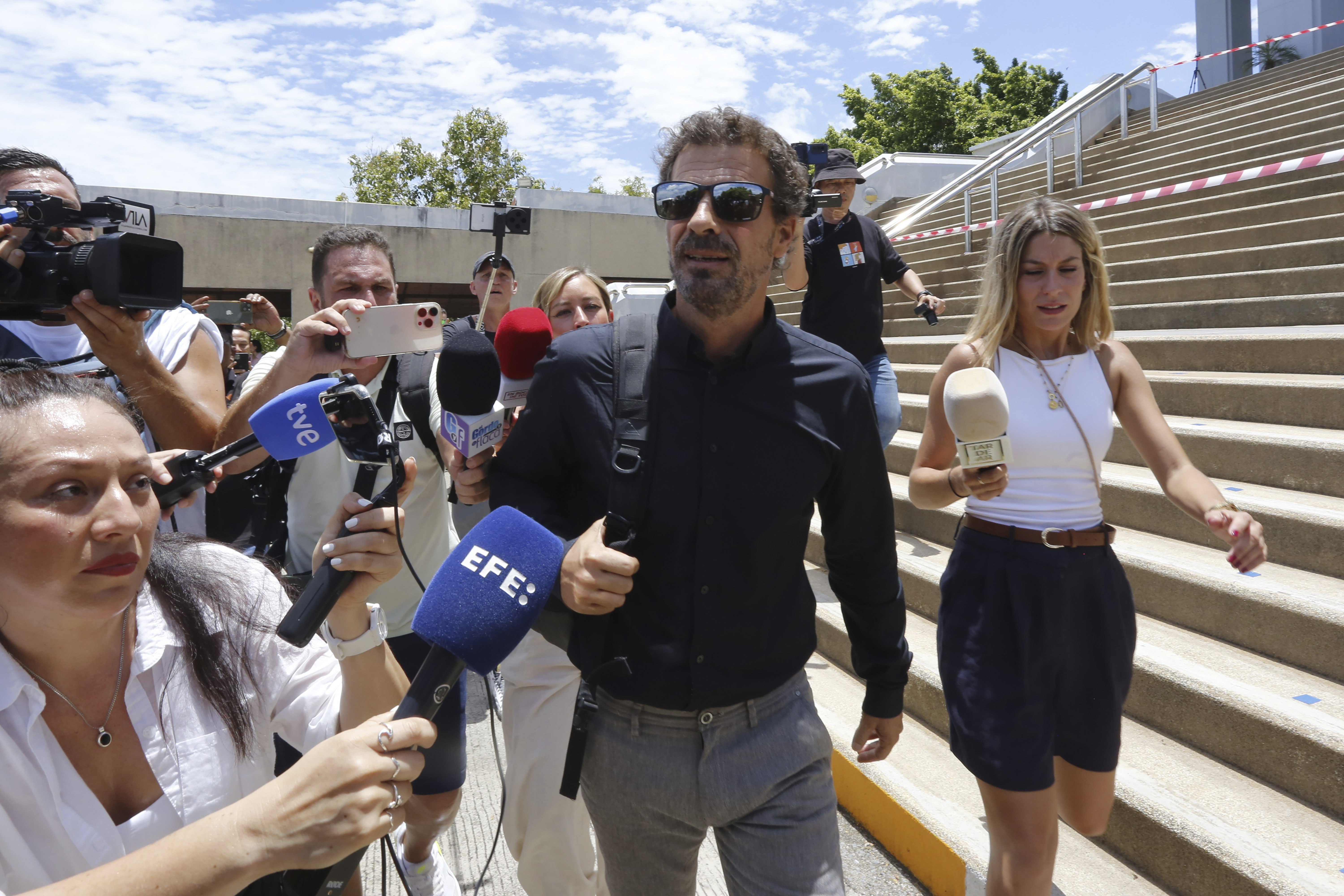 El actor español Rodolfo Sancho, padre de Daniel Sancho, sale del tribunal tras escuchar la condena a su hijo.