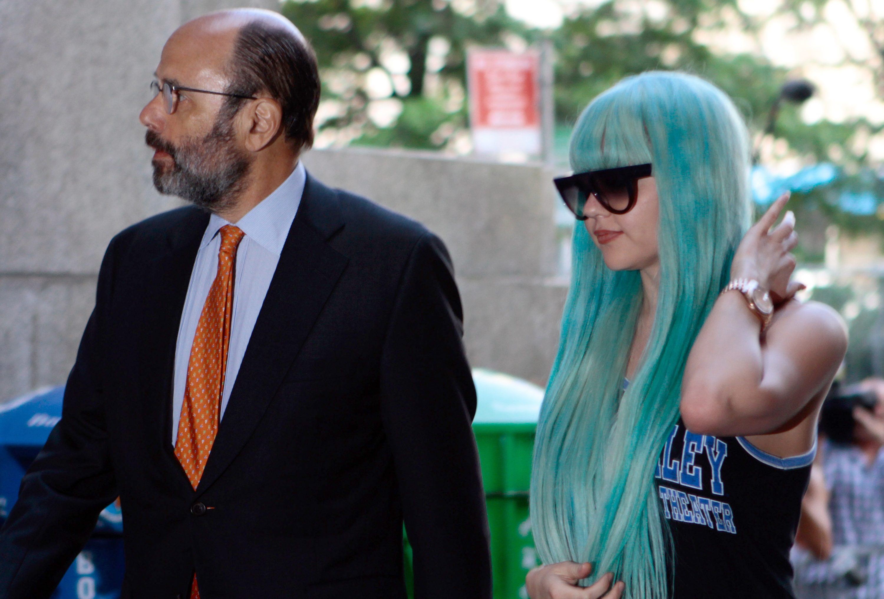 Amanda Bynes junto a su abogado Gerald Shargel llegando a una audiencia judicial en Nueva York por acusaciones de que arrojó una pipa de marihuana por la ventana de su apartamento en el piso 36 de Manhattan. Un juez le otorgó a la madre de Amanda Bynes la tutela de la ex actriz infantil.