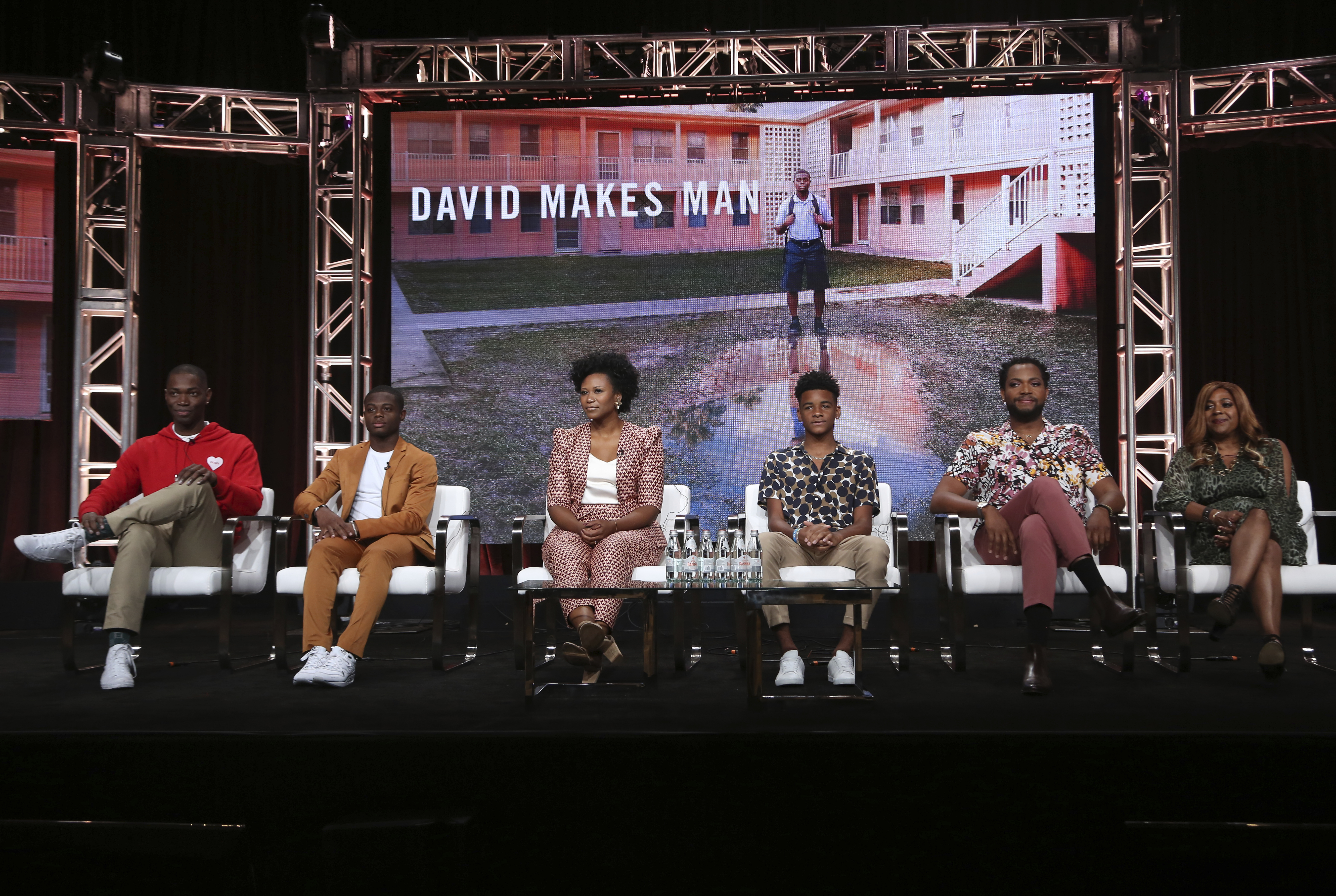 Akili McDowell junto a sus compañeros de la serie dramática ‘David Makes Man’ en la gira de prensa de verano de la Asociación de Críticos de Televisión en julio de 2019 en Beverly Hills, California.