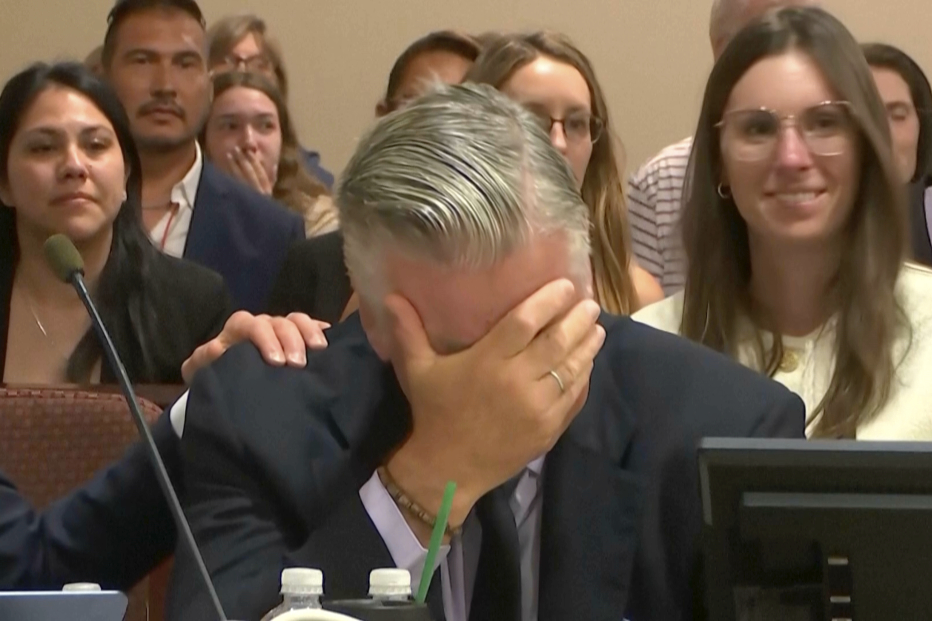 Reacción de Alec Baldwin cuando desestimaron los cargos de homicidio involuntario.