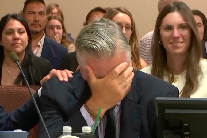 Reacción de Alec Baldwin cuando desestimaron los cargos de homicidio involuntario.