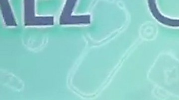 Arath de la Torre duerme con una máquina de oxígeno.