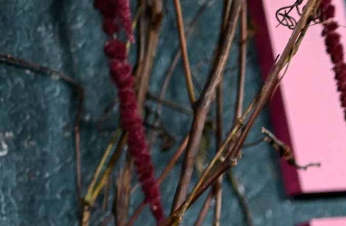 Blake Lively rinde homenaje a Britney Spears con un vestido Versace.