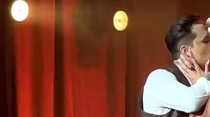 Christian Nodal y Ángela Aguilar publicaron sus primeras fotos oficiales de su luna de miel.