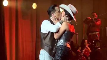 Christian Nodal y Ángela Aguilar publicaron sus primeras fotos oficiales de su luna de miel.