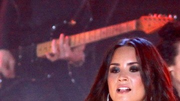 Demi Lovato y Grupo Firme grabaron una canción titulada "Chula".