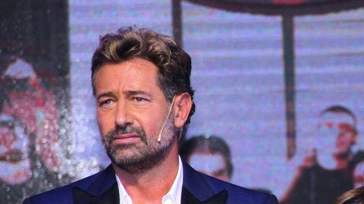 Gabriel Soto y Cecilia Galliano advierten a los paparazzi sobre seguirlos.