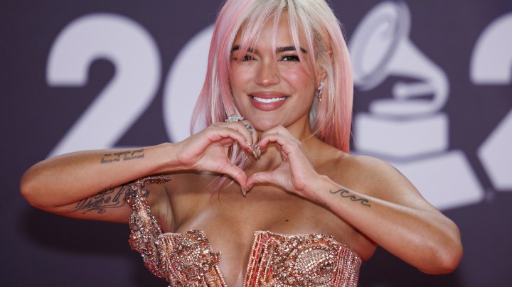 Karol G cantó 'Vivo por Ella' con Andrea Boccelli.