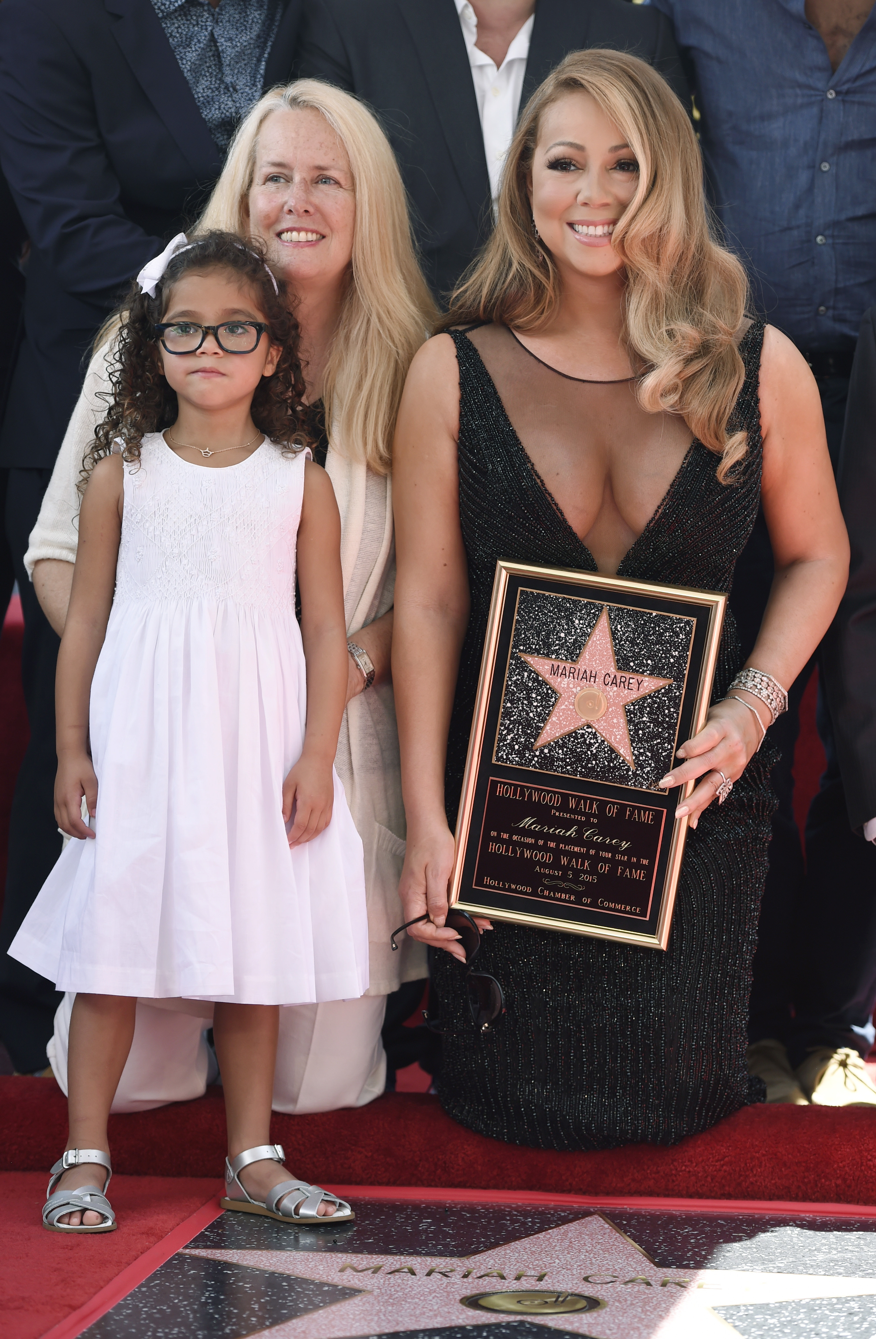 Mariah Carey junto a su madre Patricia y su hija Monroe durante una ceremonia en la que se le entregó una estrella en el Paseo de la Fama de Hollywood, en Los Ángeles, el 5 de agosto de 2015.