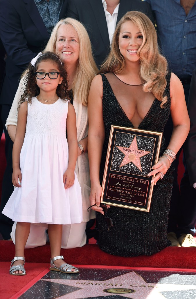 Mariah Carey junto a su madre Patricia y su hija Monroe durante una ceremonia en la que se le entregó una estrella en el Paseo de la Fama de Hollywood, en Los Ángeles, el 5 de agosto de 2015.
