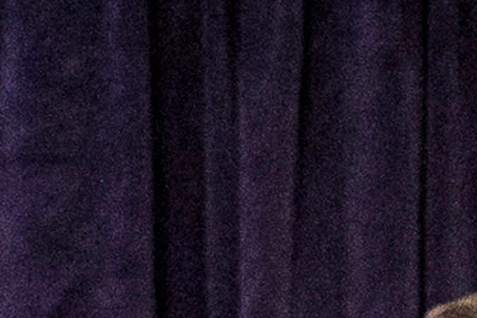 El fiscal federal Martin Estrada, en el podio, responde preguntas de los medios después de anunciar los documentos judiciales relacionados con la muerte del actor Matthew Perry en Los Ángeles.