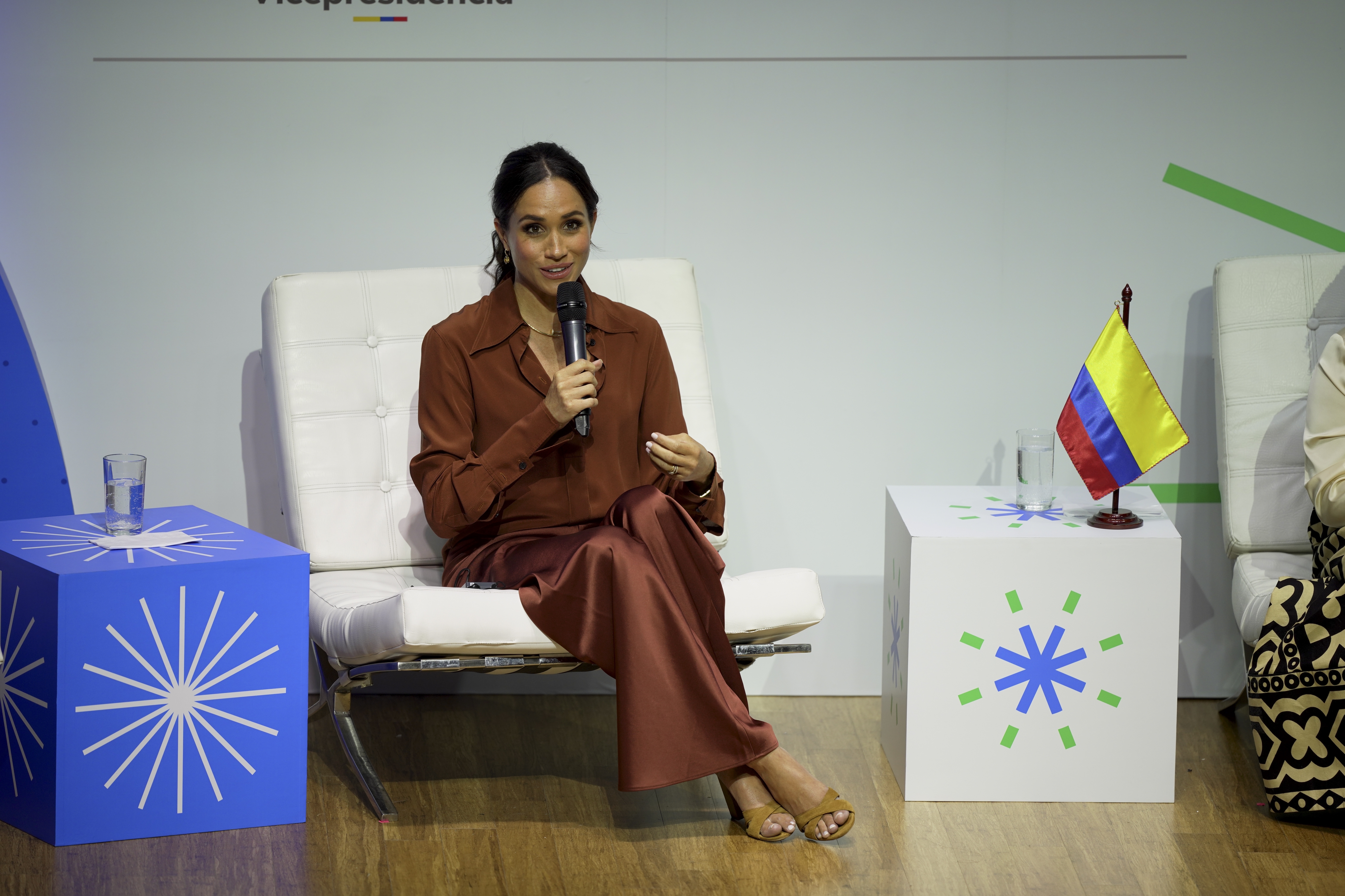 Meghan Markle habla en un foro sobre responsabilidad digital en la Universidad EAN en Bogotá, Colombia.