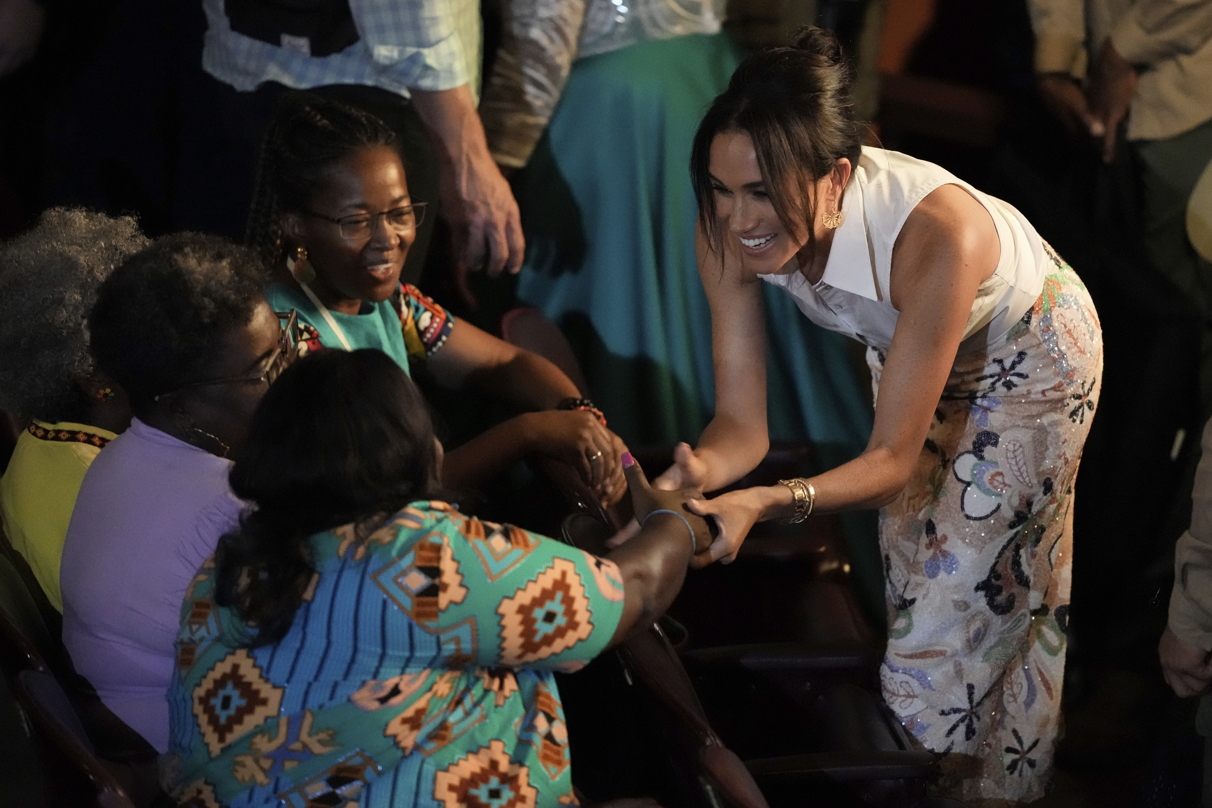 Meghan Markle, saluda a la gente durante un foro sobre mujeres afro y poder en Cali, Colombia, el domingo 18 de agosto de 2024.