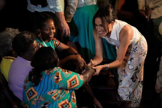 Meghan Markle, saluda a la gente durante un foro sobre mujeres afro y poder en Cali, Colombia, el domingo 18 de agosto de 2024.