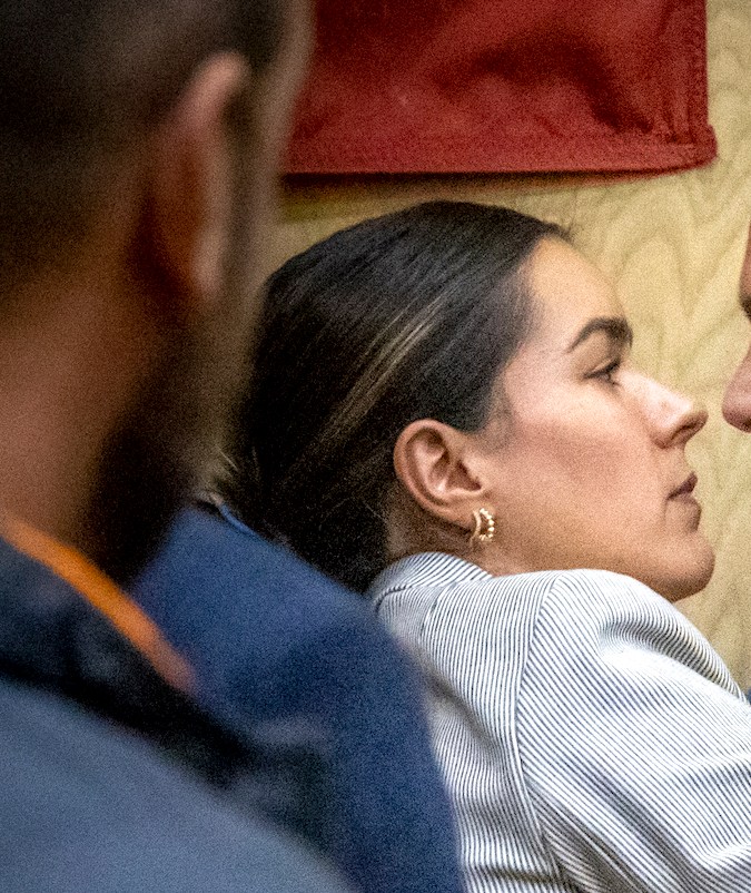 Pablo Lyle besa a su esposa Ana Araujo justo antes de que lo saquen de la sala del tribunal esposado. Miami, octubre, 2022.