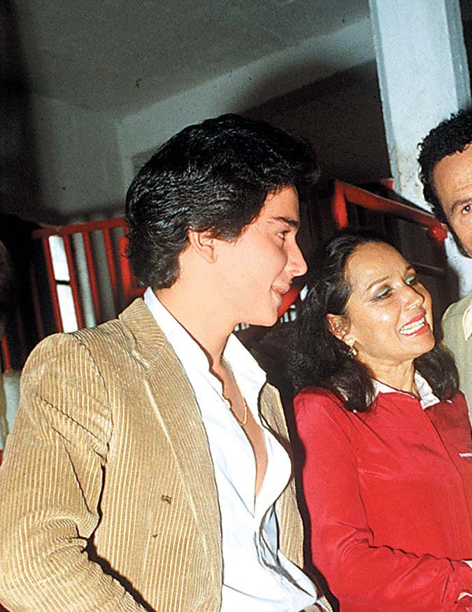 Pepe Aguilar junto a su familia; su padre Antonio Aguilar, su madre Flor Silvestre y su hermano mayor, Antonio.