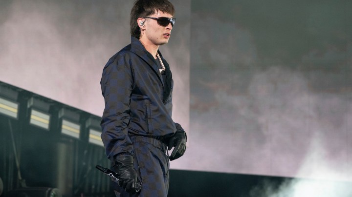 Peso Pluma se presentó en California.