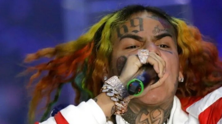 Tekashi 6ixe9ine disfruta de su soltería con varias mujeres.