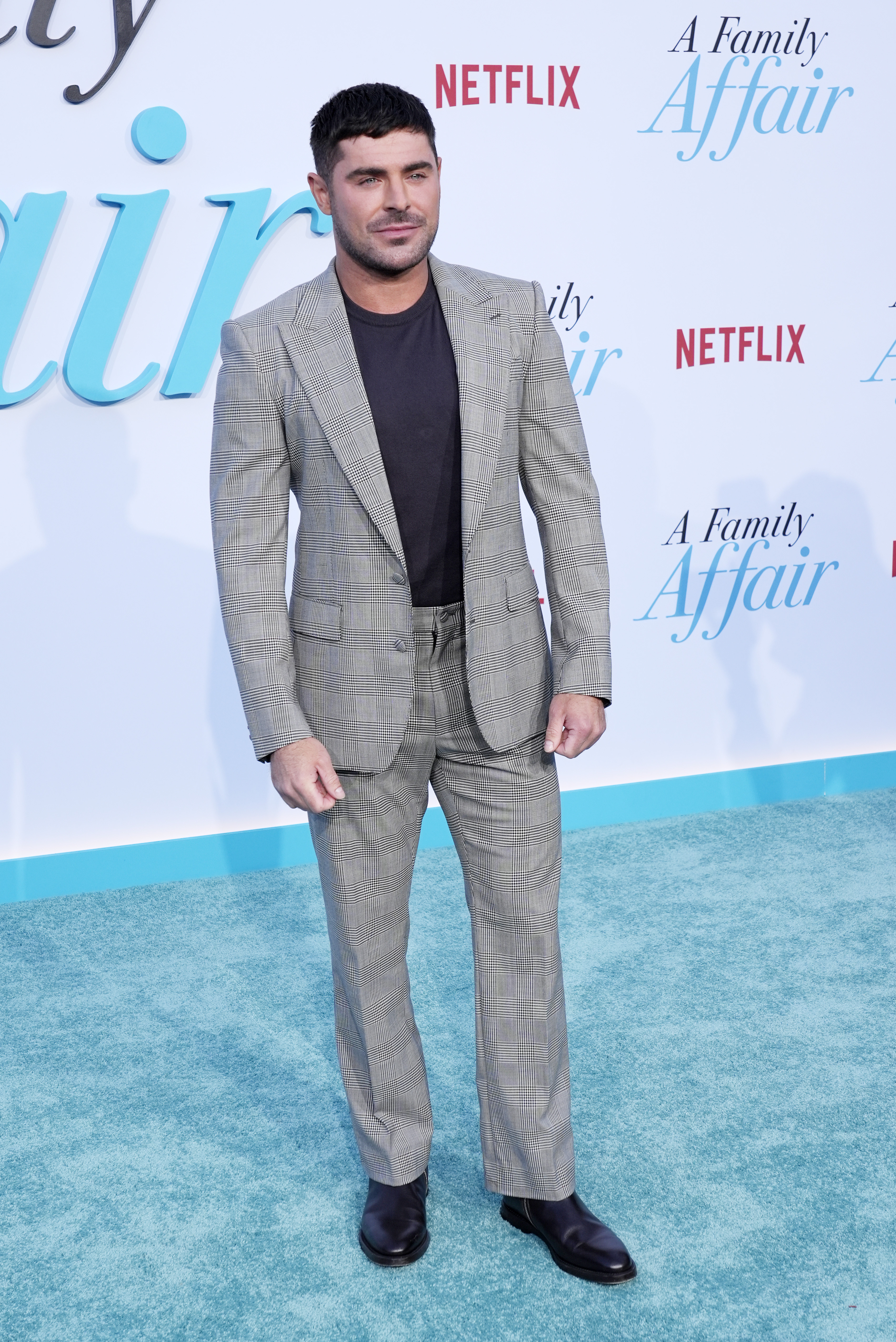 Zac Efron posa en el estreno de la película de Netflix ‘Un asunto familiar’ en el Egyptian Theatre, el jueves 13 de junio de 2024, en Los Ángeles.