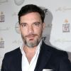 Julián Gil pierde un diente.