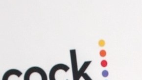 Peso Pluma se tatúa el nombre de su nueva novia.