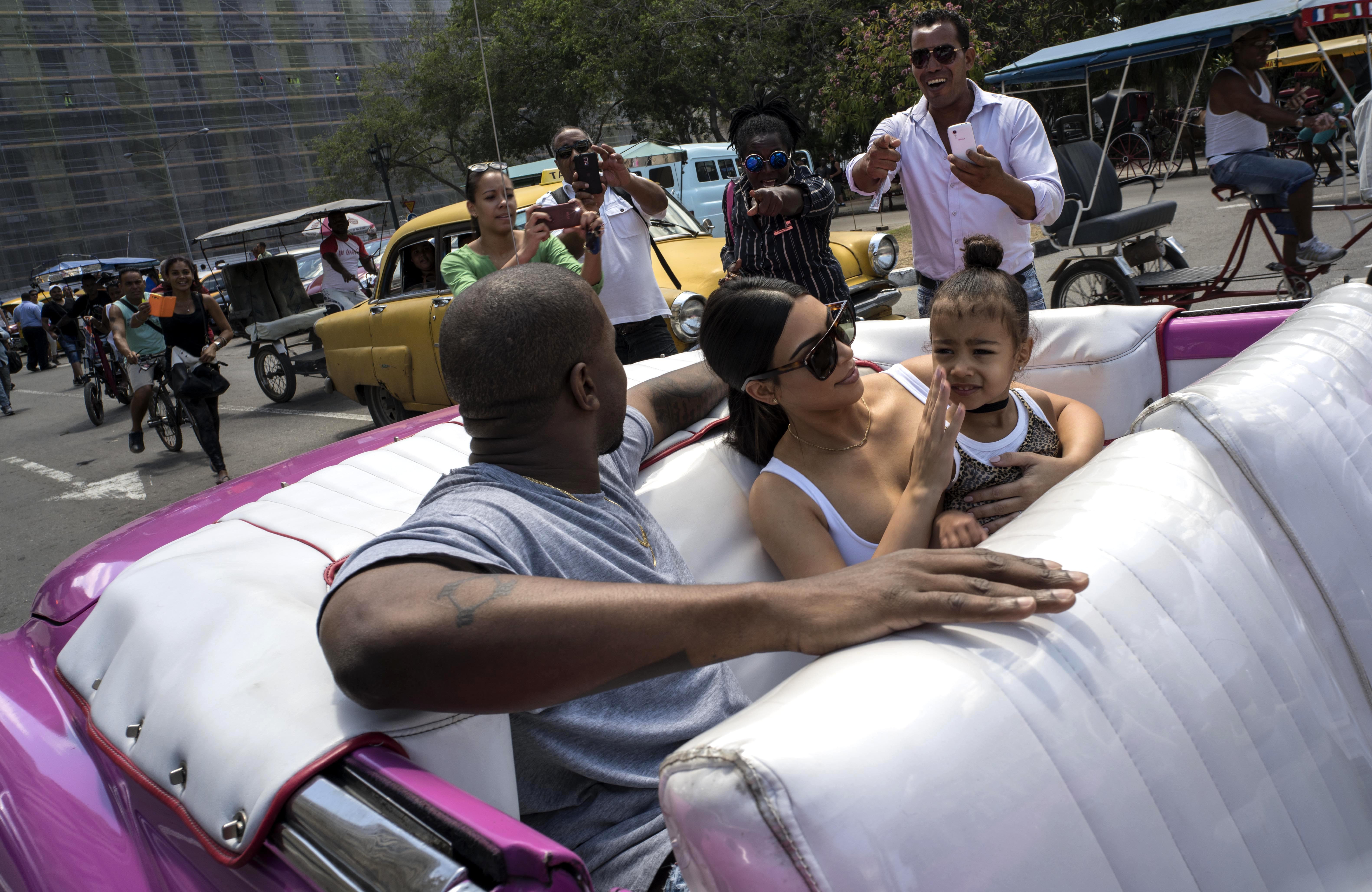 North West junto a sus padres, Kim Kardashian y Kanye West.