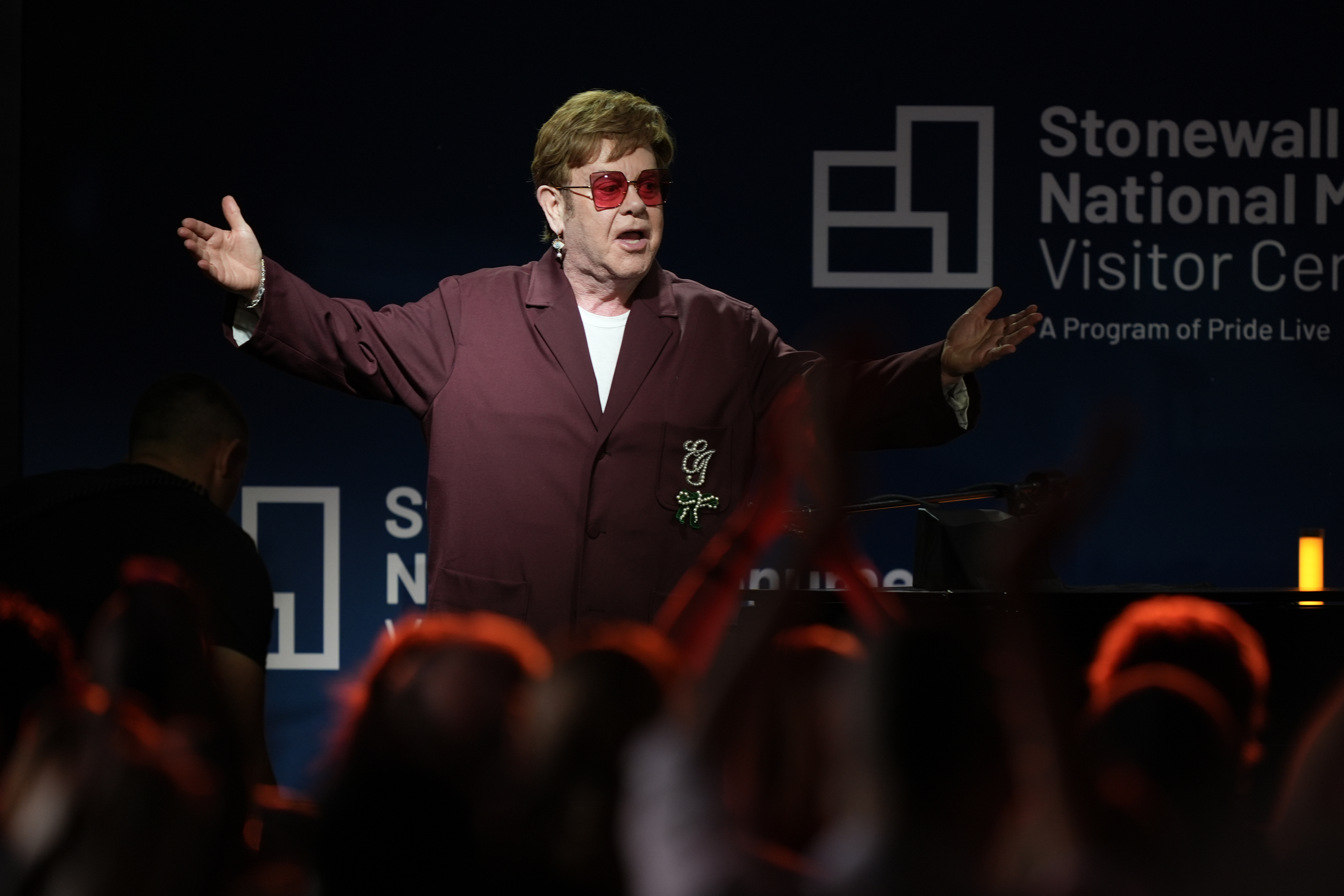 Elton John durante la ceremonia de inauguración del Centro de Visitantes del Monumento Nacional Stonewall, en junio de 2024, en la ciudad de Nueva York.