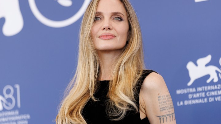 Angelina Jolie apareció en una alfombra roja, pero un detalle alertó a los fans.