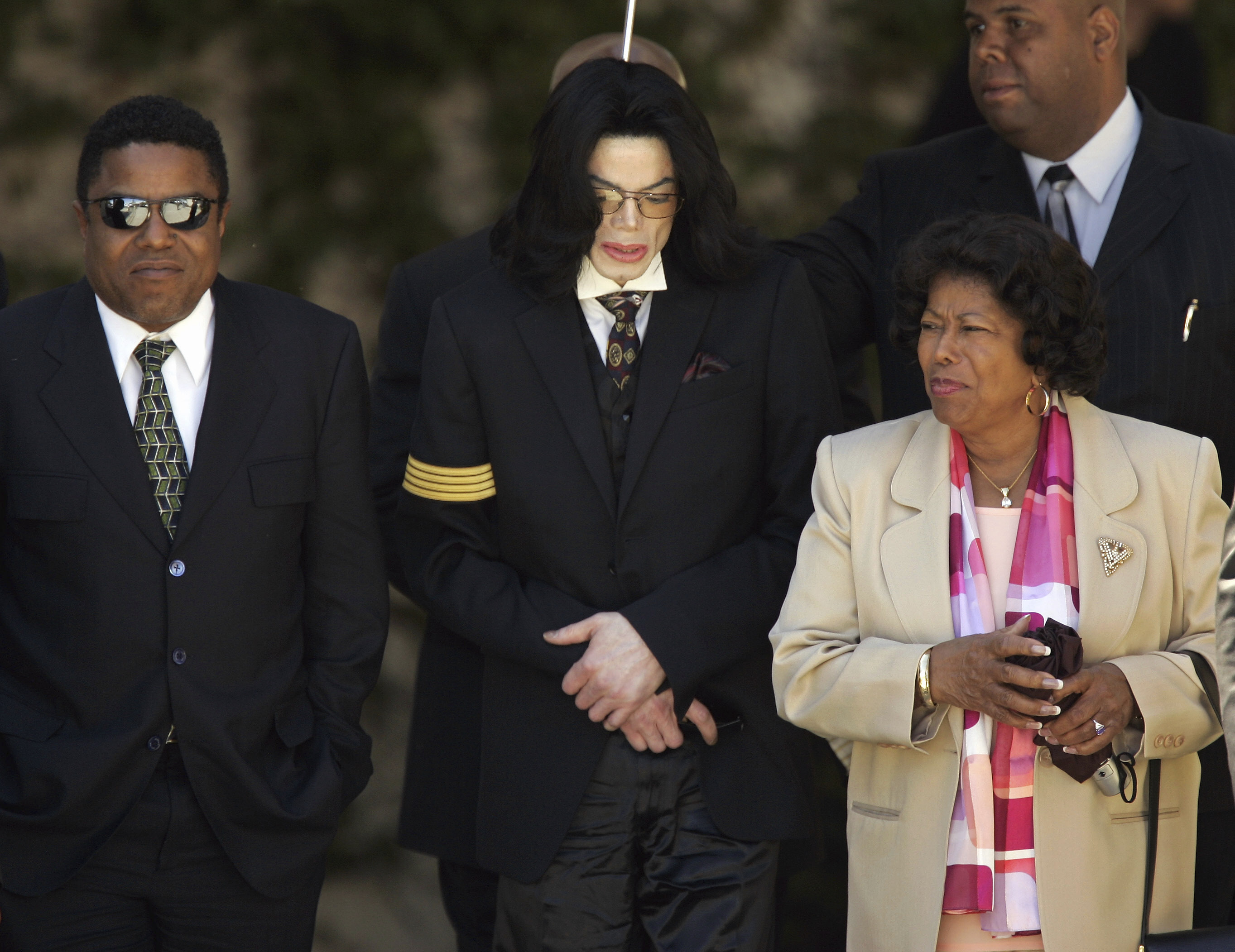 Michael Jackson junto a su madre Katherine Jackson y su hermano Tito Jackson salen del Tribunal Superior del condado de Santa Bárbara en Santa María, California, el 7 de abril de 2005.