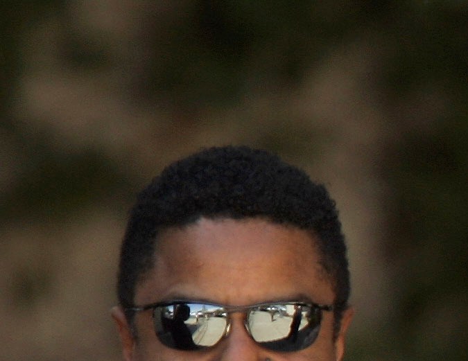 Michael Jackson junto a su madre Katherine Jackson y su hermano Tito Jackson salen del Tribunal Superior del condado de Santa Bárbara en Santa María, California, el 7 de abril de 2005.