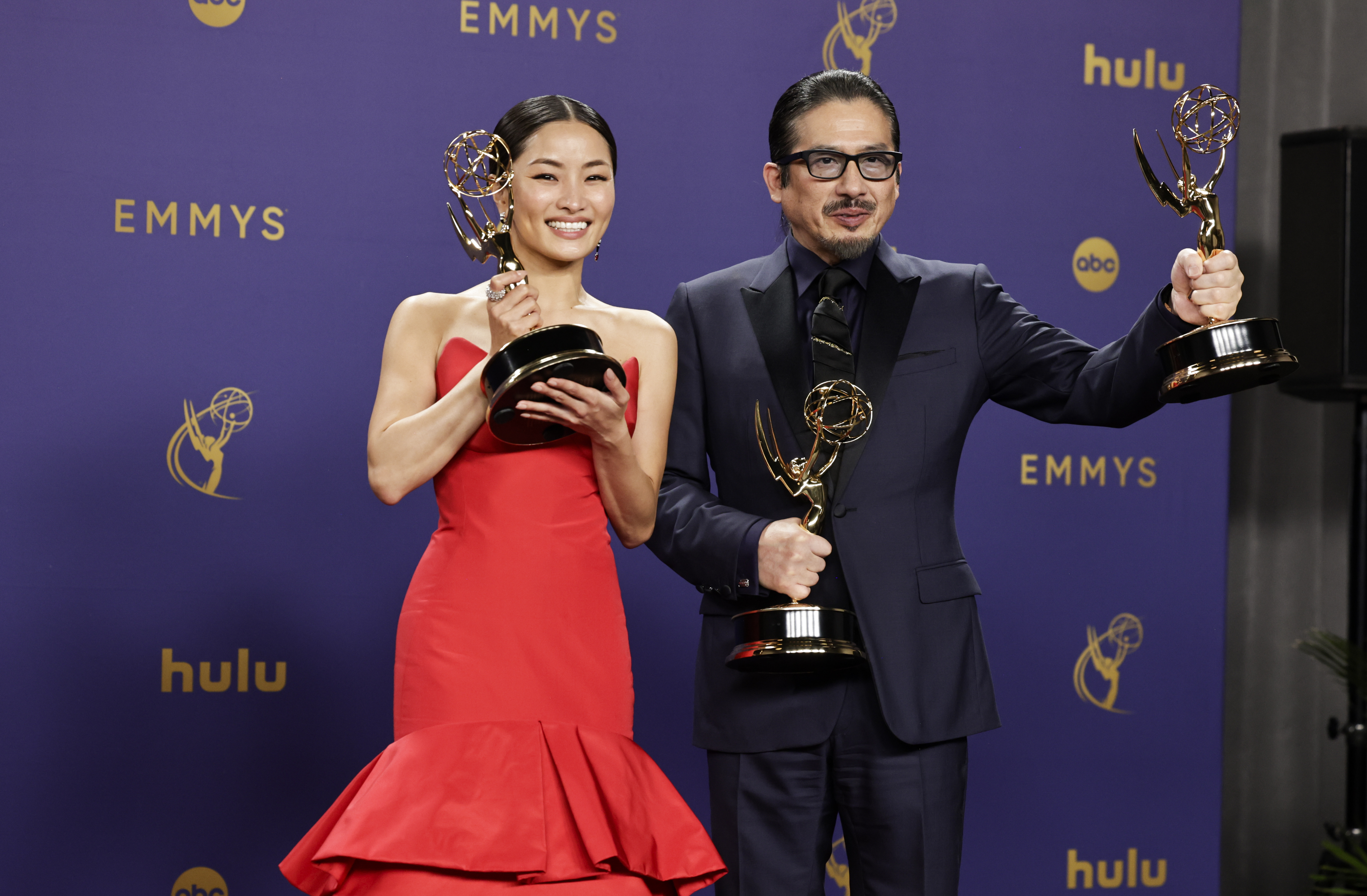 Los actores Anna Sawai e Hiroyuki Sanada posan en la sala de prensa con sus premios Emmy por 'Shogun'.