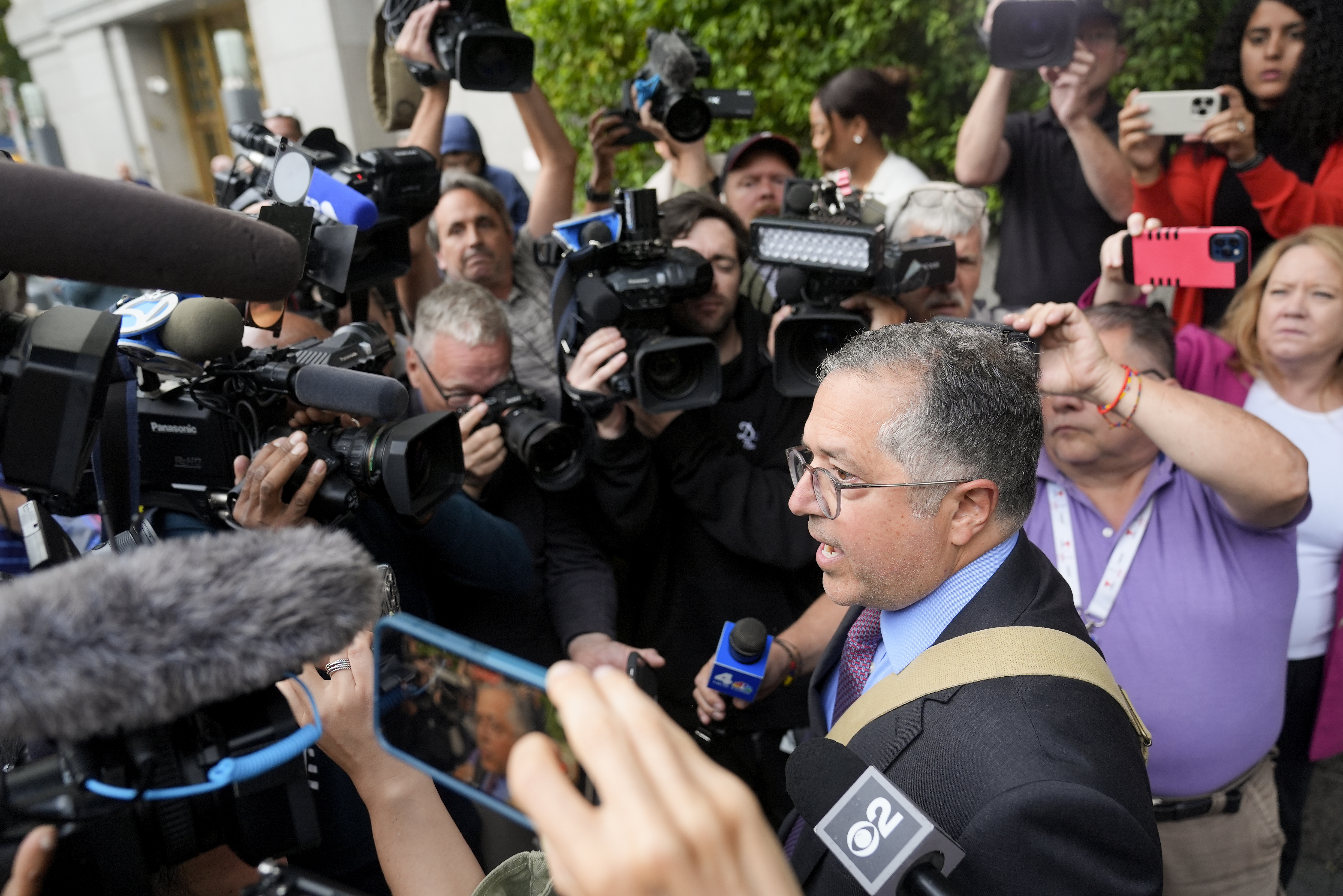 Marc Agnifilo, abogado de Sean "Diddy" Combs, llega a la corte federal de Manhattan.