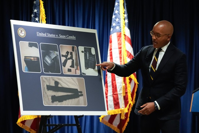 El fiscal federal Damian Williams habla sobre los cargos federales de tráfico sexual y crimen organizado contra Sean ‘Diddy’ Combs durante una conferencia de prensa, el martes 17 de septiembre de 2024, en Nueva York.