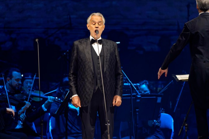 Andrea Bocelli se presentó el sábado 20 de mayo de 2023 en el Allstate Arena de Rosemont, Illinois.