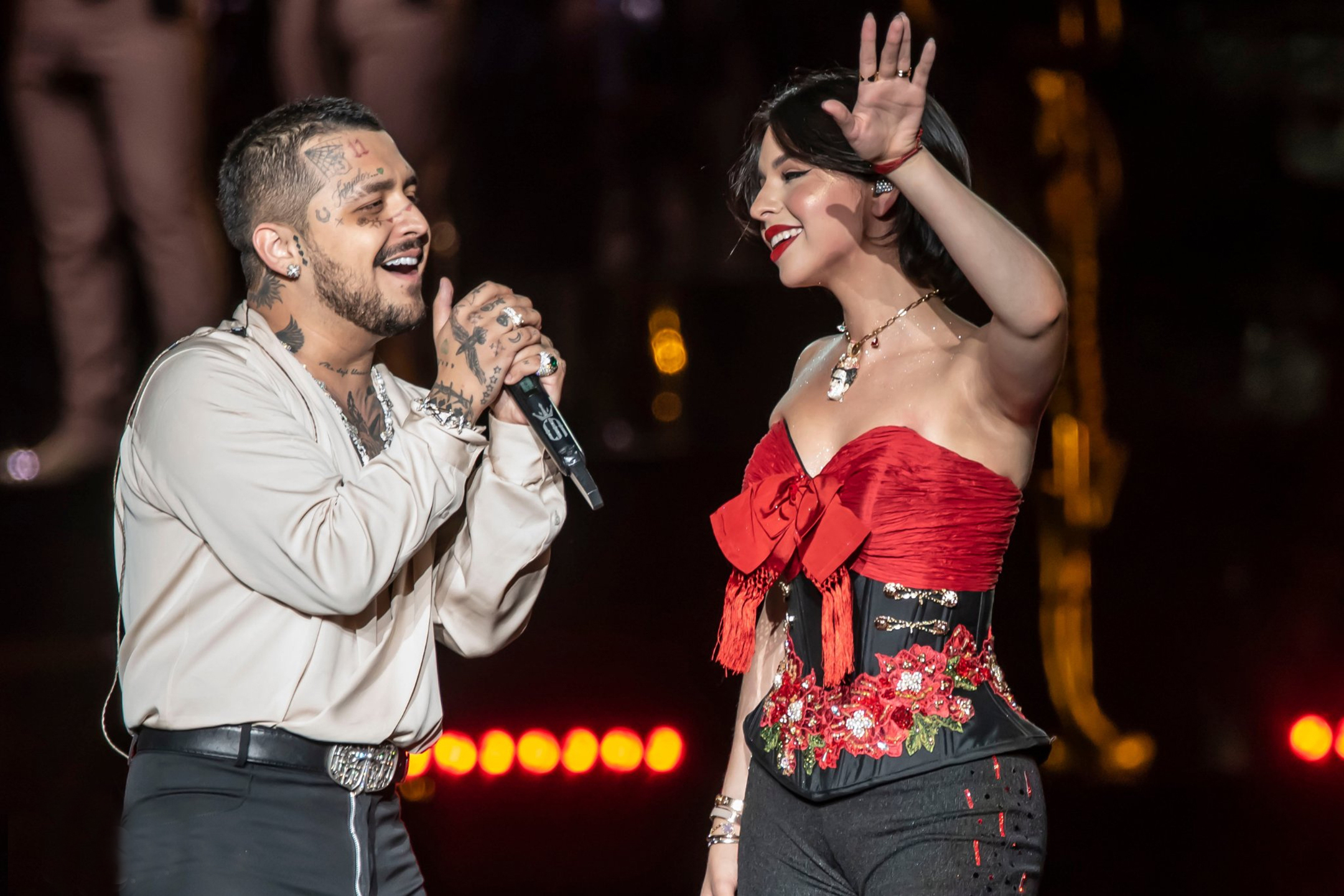 Christian Nodal y Ángela Aguilar cantaron juntos en California.