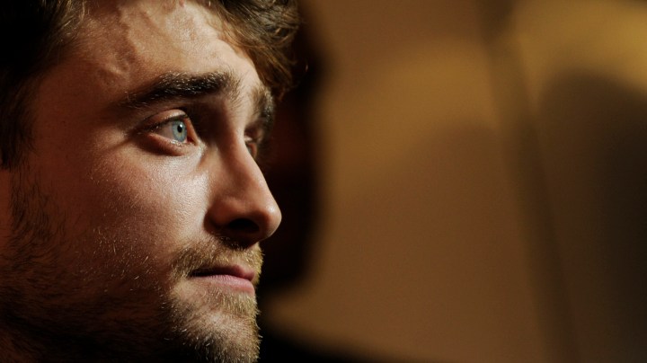 Daniel Radcliffe se despide de Maggie Smith.
