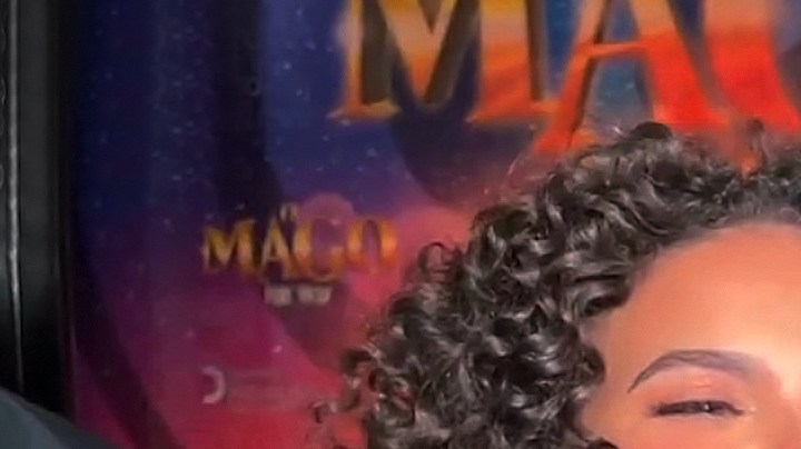 Lucerito pone sus ojos en un apuesto famoso.