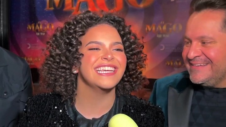 Lucerito pone sus ojos en un apuesto famoso.