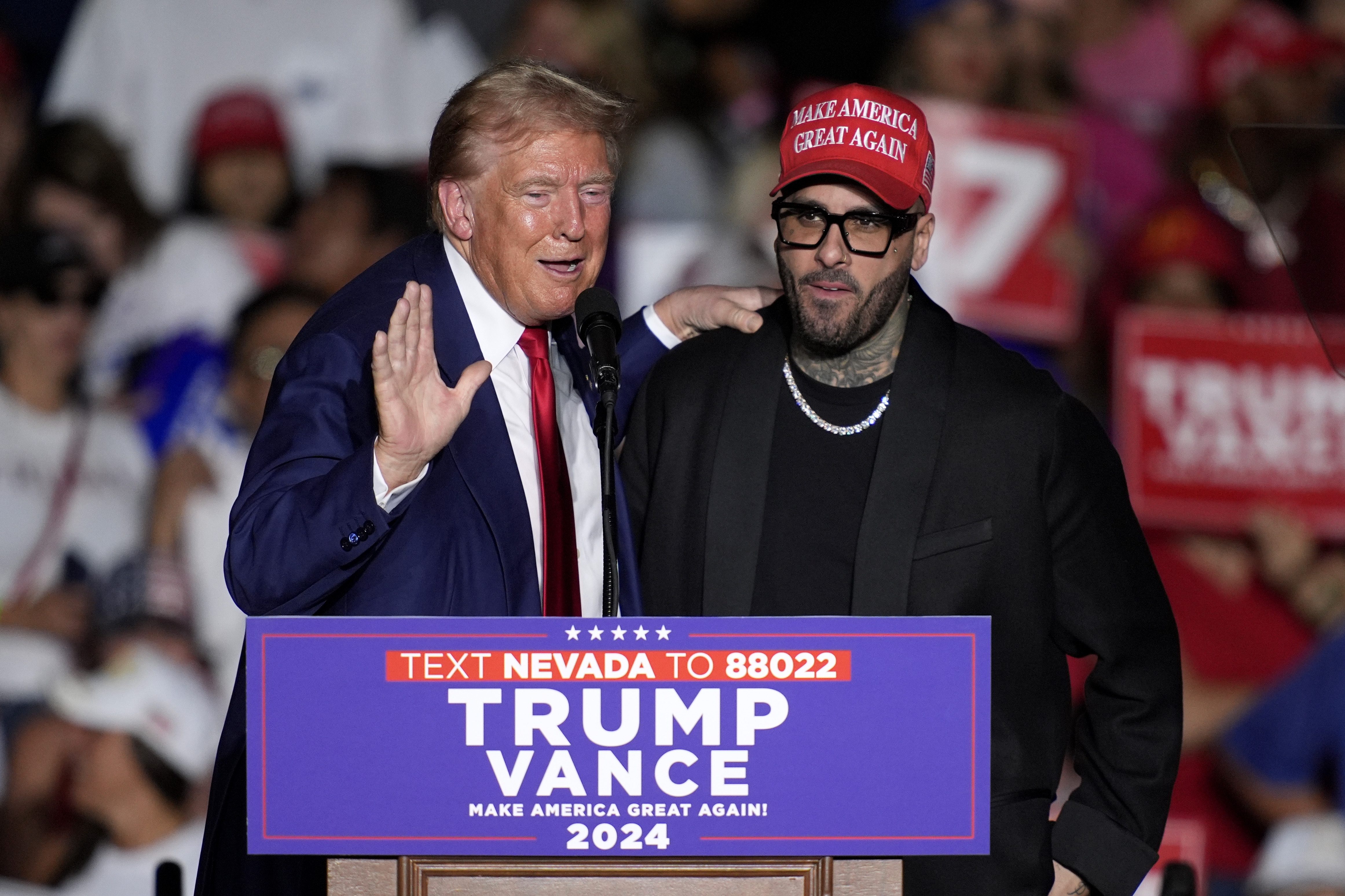 El candidato presidencial republicano Donald Trump junto a Nicky Jam durante un evento de campaña en el World Market Center, el viernes 13 de septiembre de 2024, en Las Vegas.