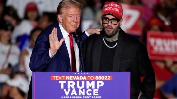 El candidato presidencial republicano Donald Trump junto a Nicky Jam durante un evento de campaña en el World Market Center, el viernes 13 de septiembre de 2024, en Las Vegas.