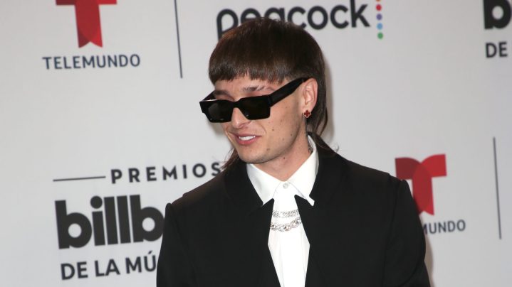 Peso Pluma le habría sido infiel a su exnovia Hanna Howell.