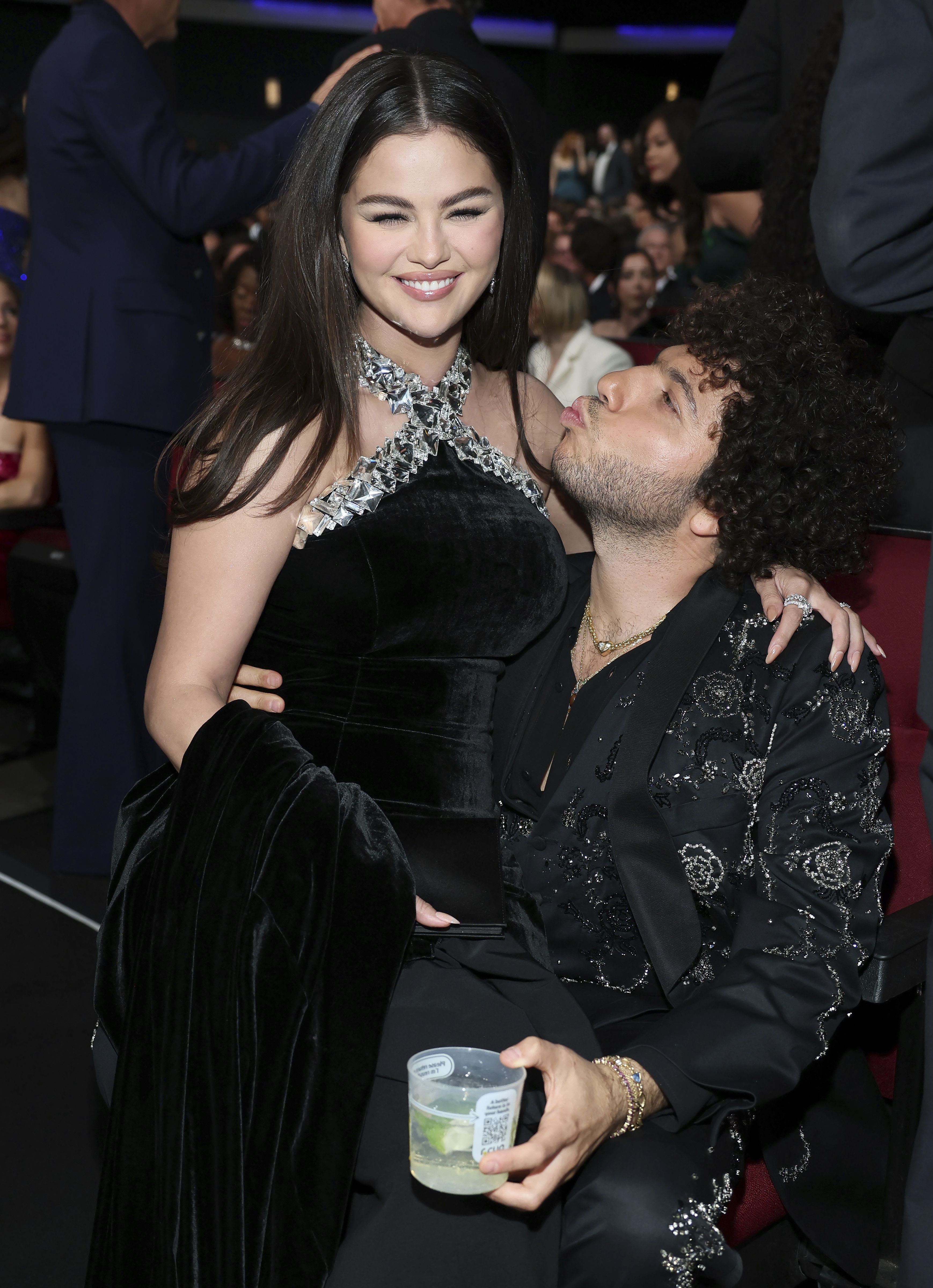 Selena Gomez y Benny Blanco en la 76ª edición de los premios Emmy, el domingo 15 de septiembre de 2024.