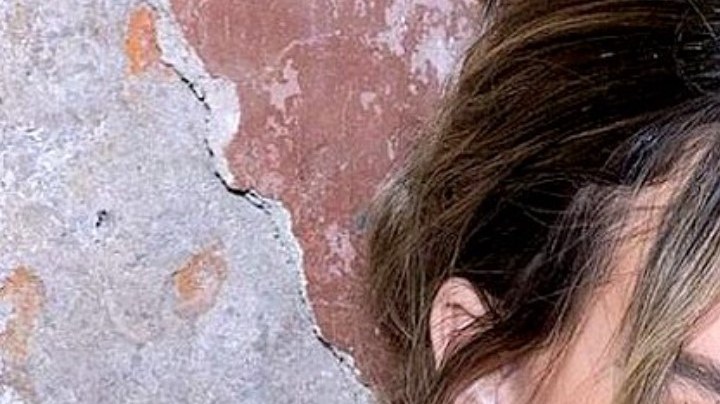 Belinda sufrió terrible caída en desfile de la Semana de la Moda en París.