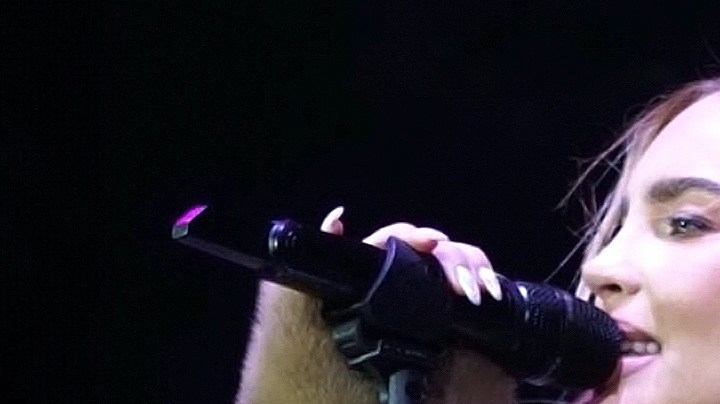 Belinda pasó un bochornoso momento en la pasarela de la Semana de la Moda de Paris.