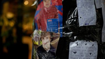 Cientos de fanáticos llegaron al hotel donde murió Liam Payne con cartas, póster y velas para el cantante.