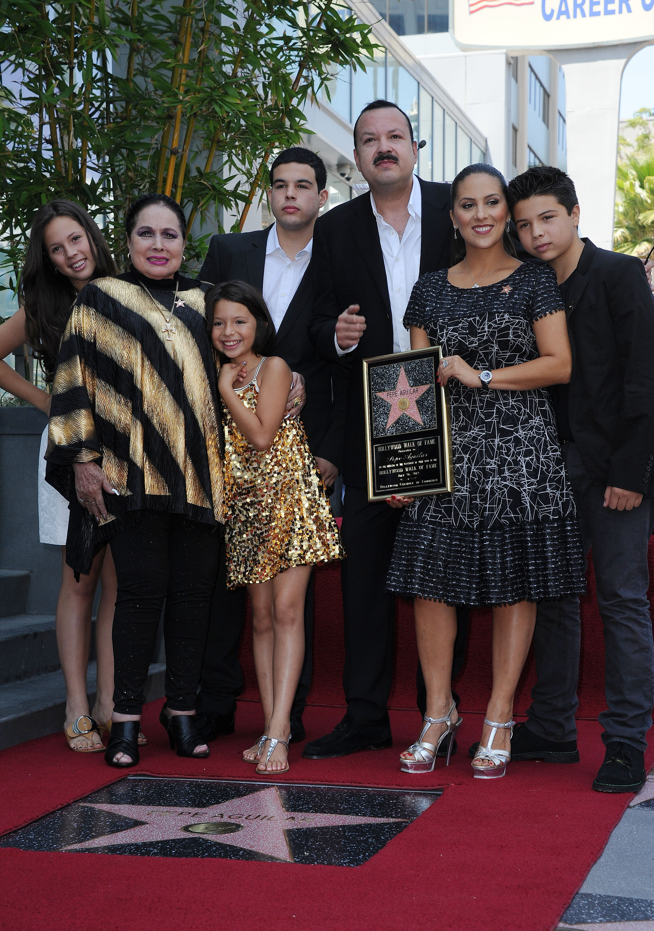 Pepe Aguilar junto a su familia.