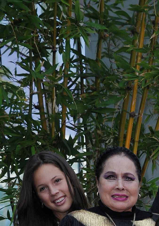 Pepe Aguilar junto a su familia.